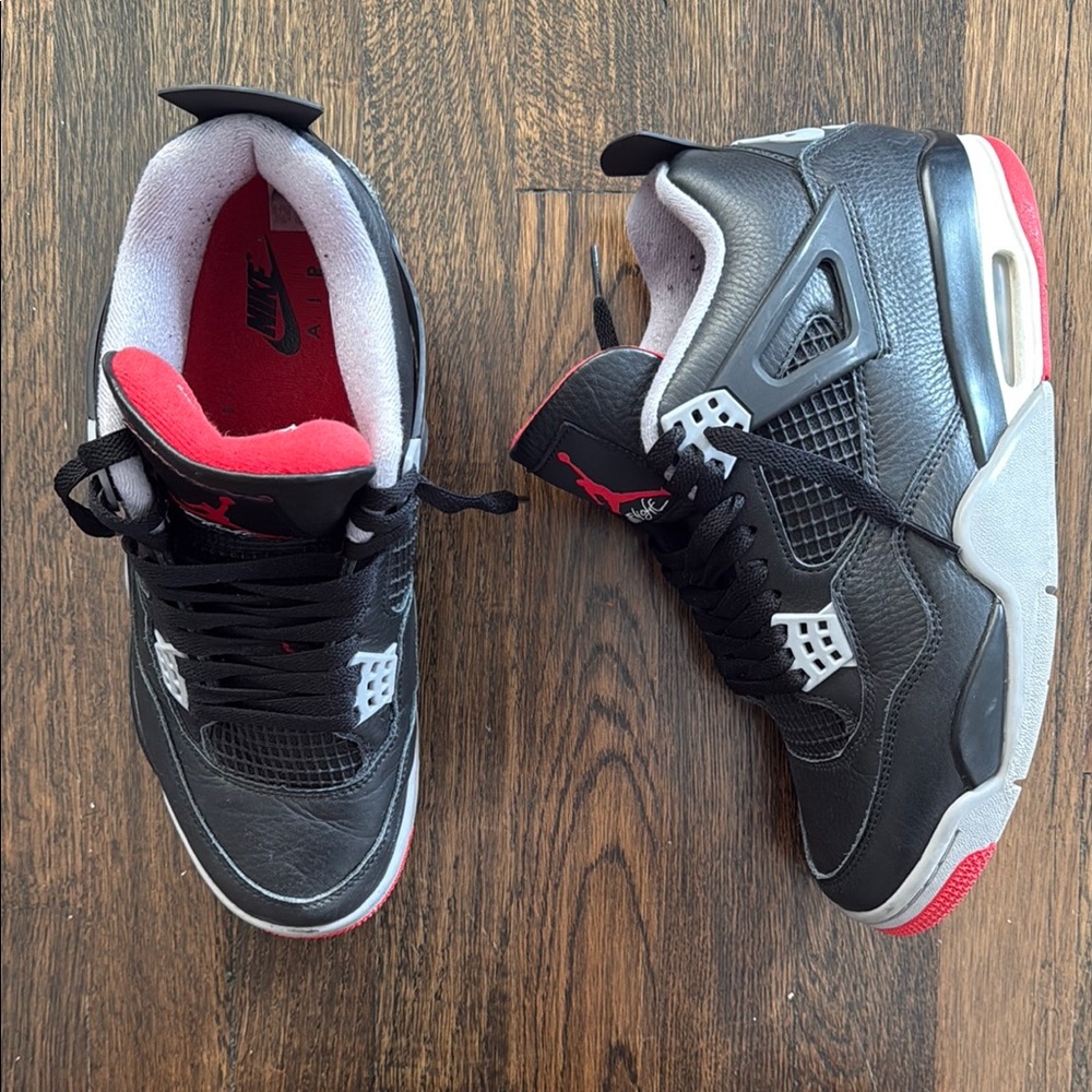 USED Jordan 4’s size 8.5 in good condition